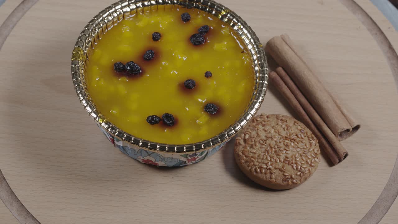 pudín de arroz hecho con azafrán