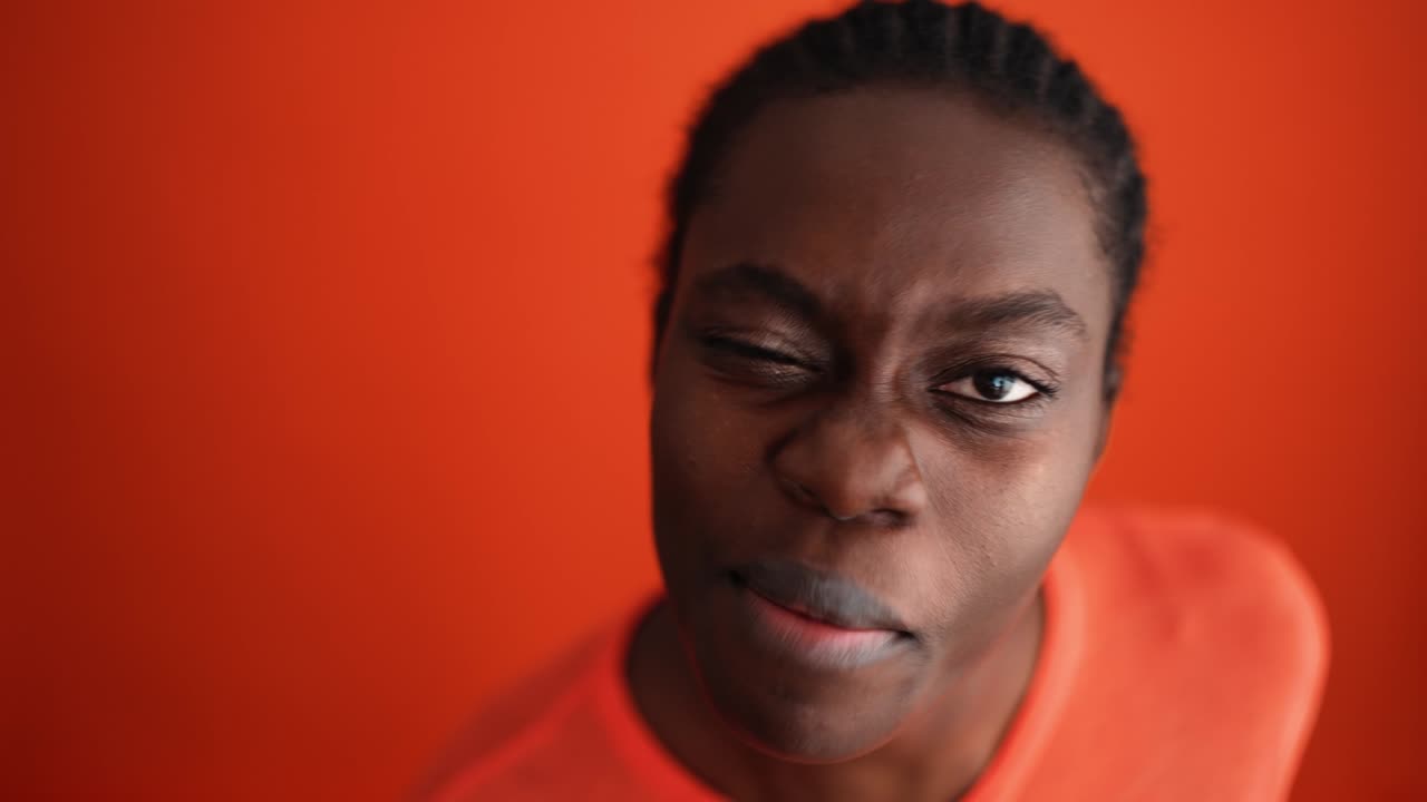 mujer concentrada bailando y cantando