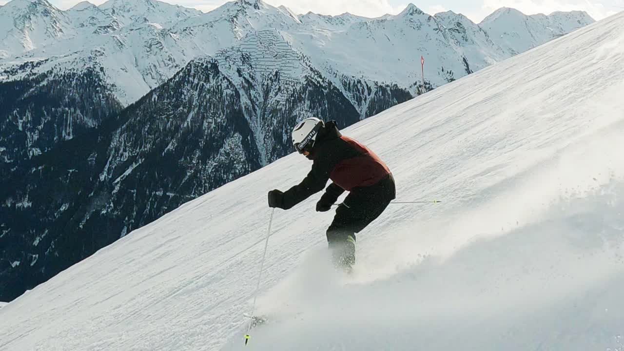 esquí profesional esquí alpino en una empinada pista de esquí negra con hermosas vistas al paisaje montañoso en los alpes tiroleses
