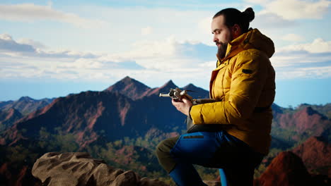 viajero moderno creando contenido y filmando el valle con su dron