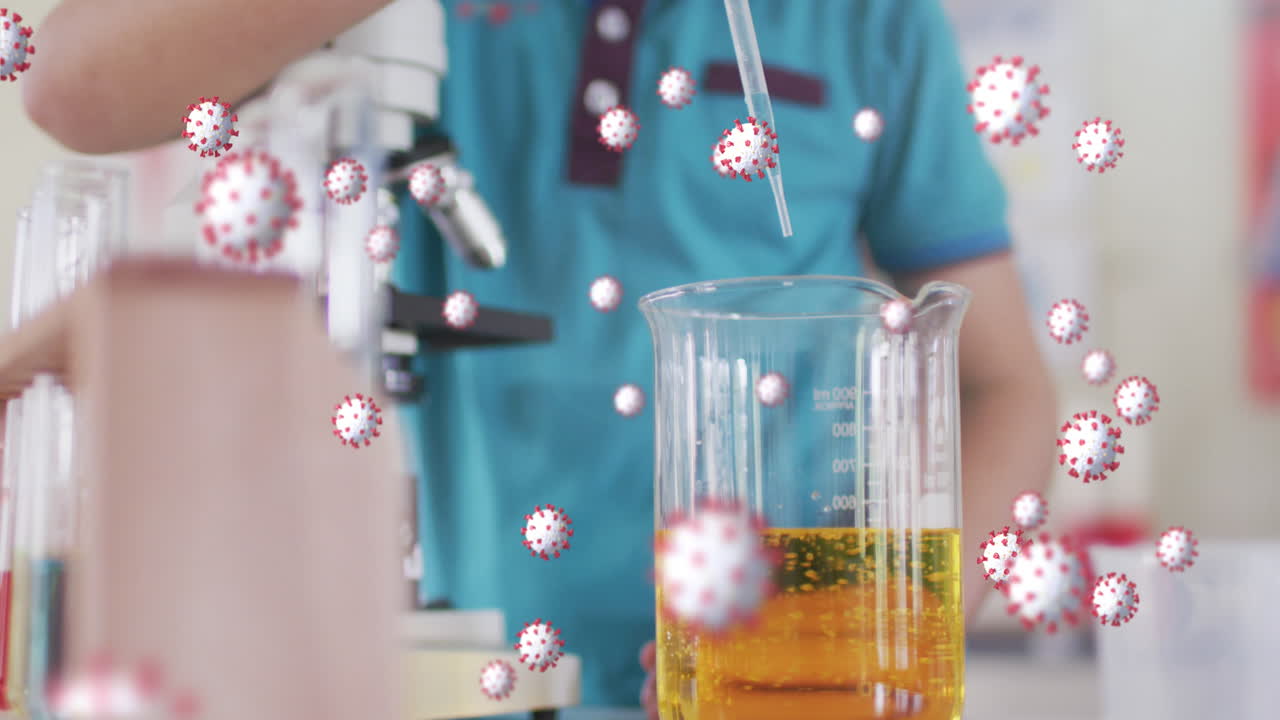 여러 코로나19 세포가 마스크를 착용한 소년에게 떠다니며 실험실에서 실험을 수행합니다.