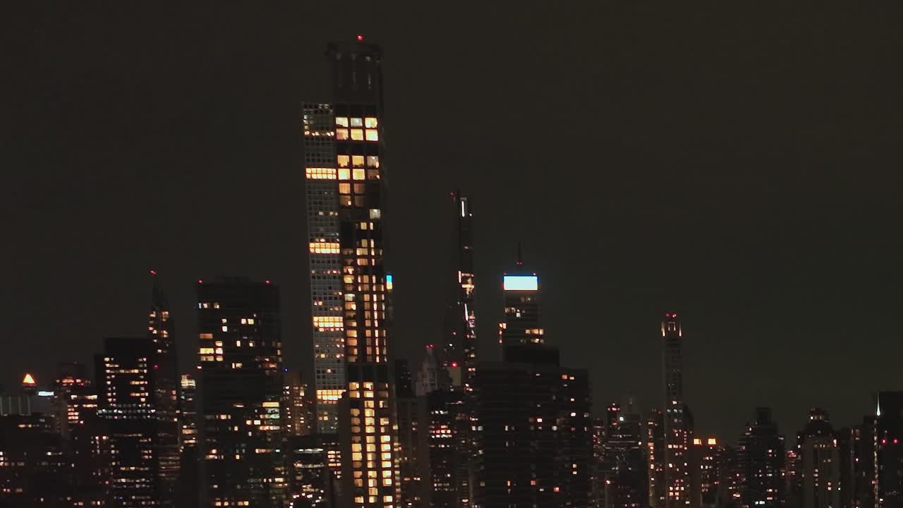 Veduta notturna di edifici illuminati dalle luci a New York