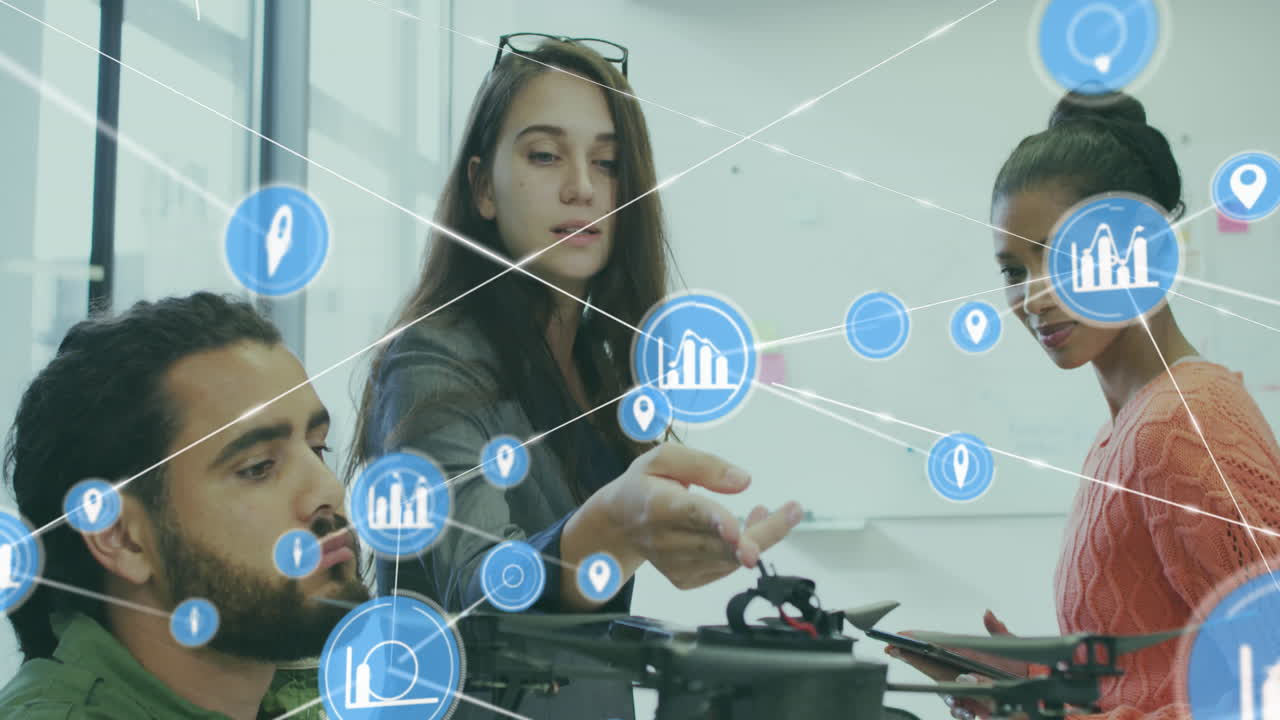 animación de iconos conectados sobre diversos compañeros de trabajo compartiendo ideas en la oficina