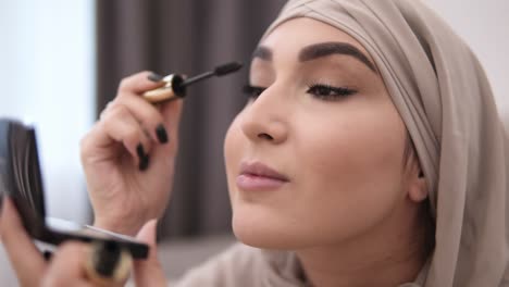 Muslimische-Frau,-Die-Professionell-Make-up-Macht