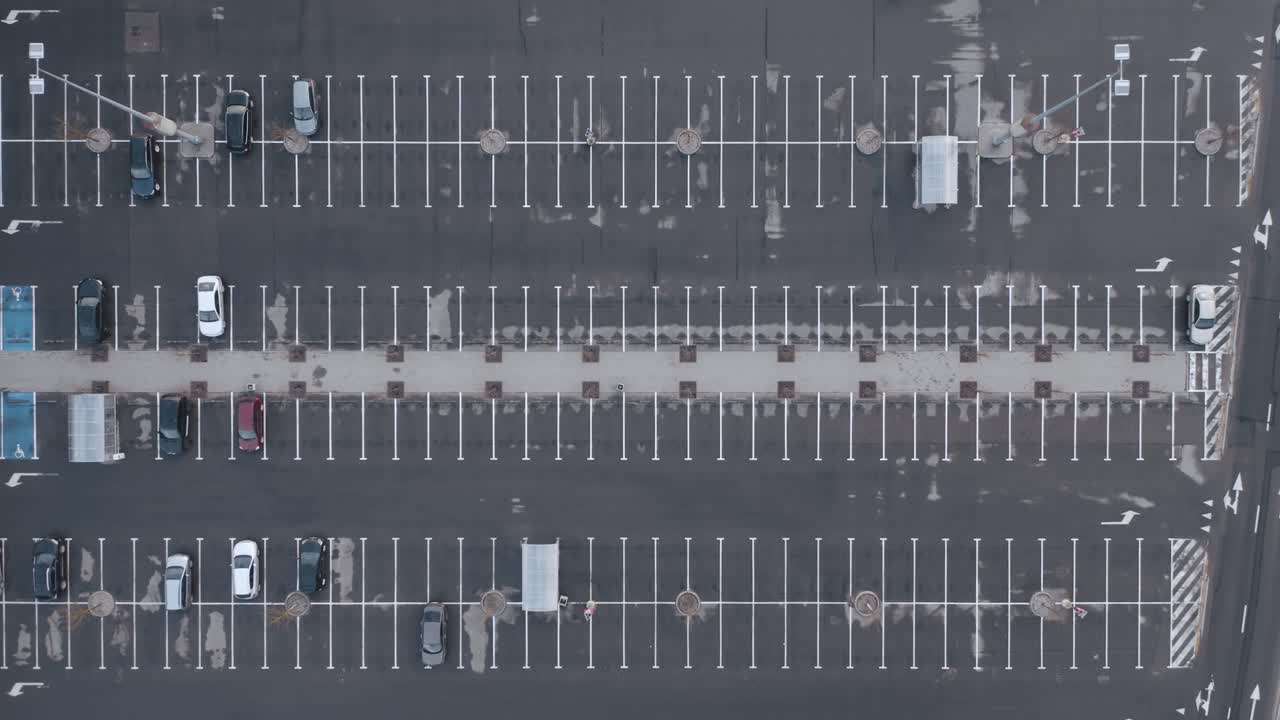 항공: 검역 기간 동안 안전을 보장하기 위해 서로 일정 거리를 두고 주차된 차량