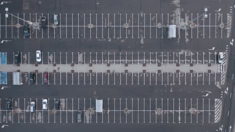 aéreo: autos estacionados a distancia entre sí para garantizar la seguridad durante la cuarentena