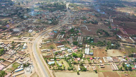 Descripción-Aérea-De-Un-Hermoso-Y-Pequeño-Pueblo-En-La-Zona-Rural-De-Kenia