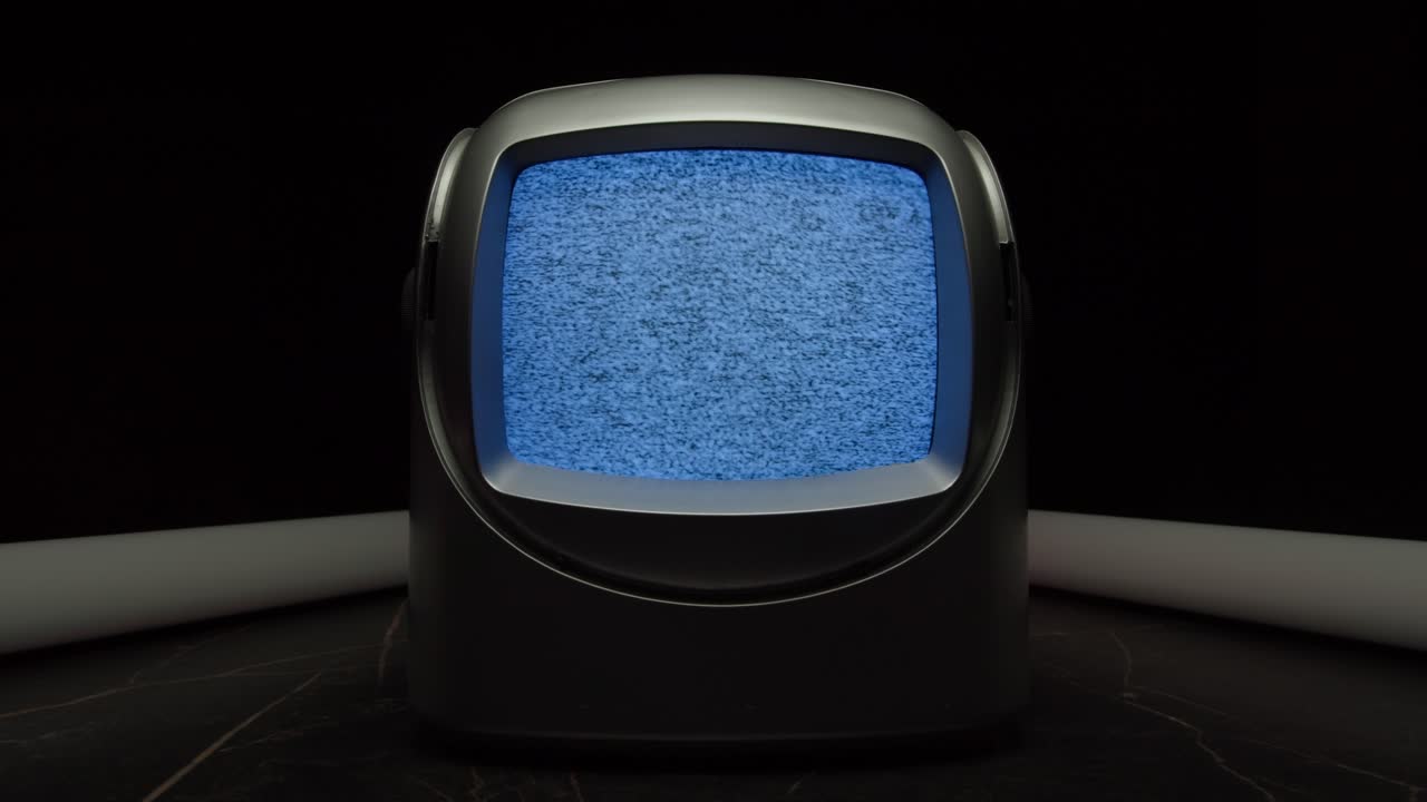 TV retrò, televisione vintage. In un'ambientazione nostalgica, un televisore retrò mostra grana sullo schermo, dispositivo per una spaventosa notte di Halloween, ottimo per chroma key e green screen. Filmato 4K di alta qualità.
