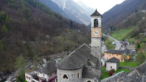 establecedor vista aérea del pintoresco pueblo medieval de la ciudad de valle verzasca