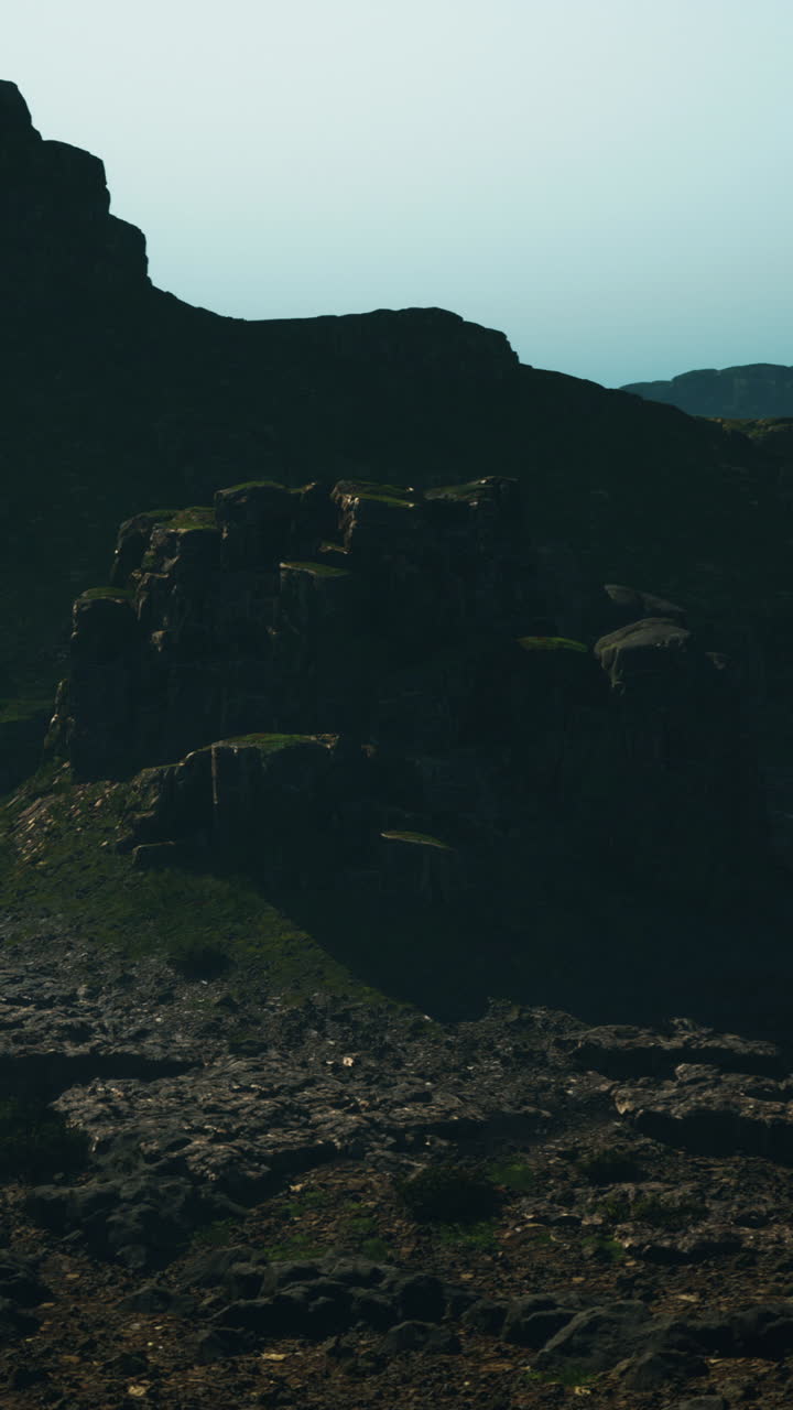 paisaje montañoso oscuro y de mal humor