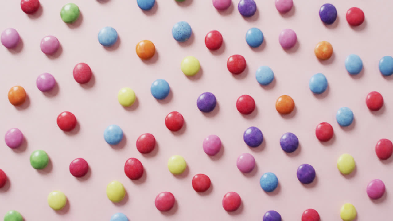 분홍색 배경에 다채로운 렌즈의 비디오