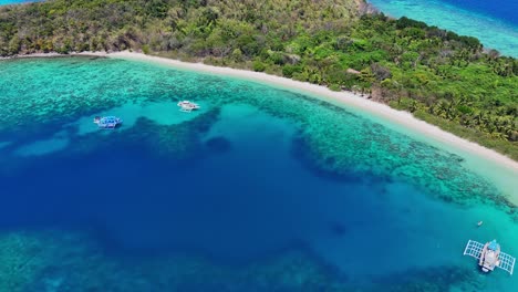 imágenes de drones de una laguna tropical con barcos cerca de palawan en filipinas