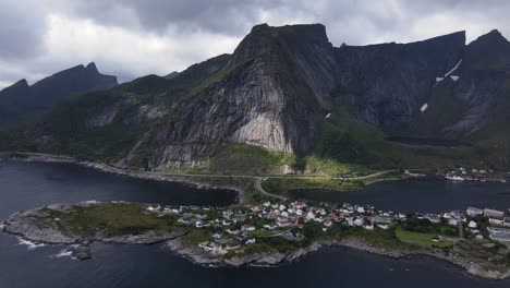 Antena-Del-Pueblo-Pesquero-De-Reine-En-La-Isla-De-Moskenesoya,-Noruega