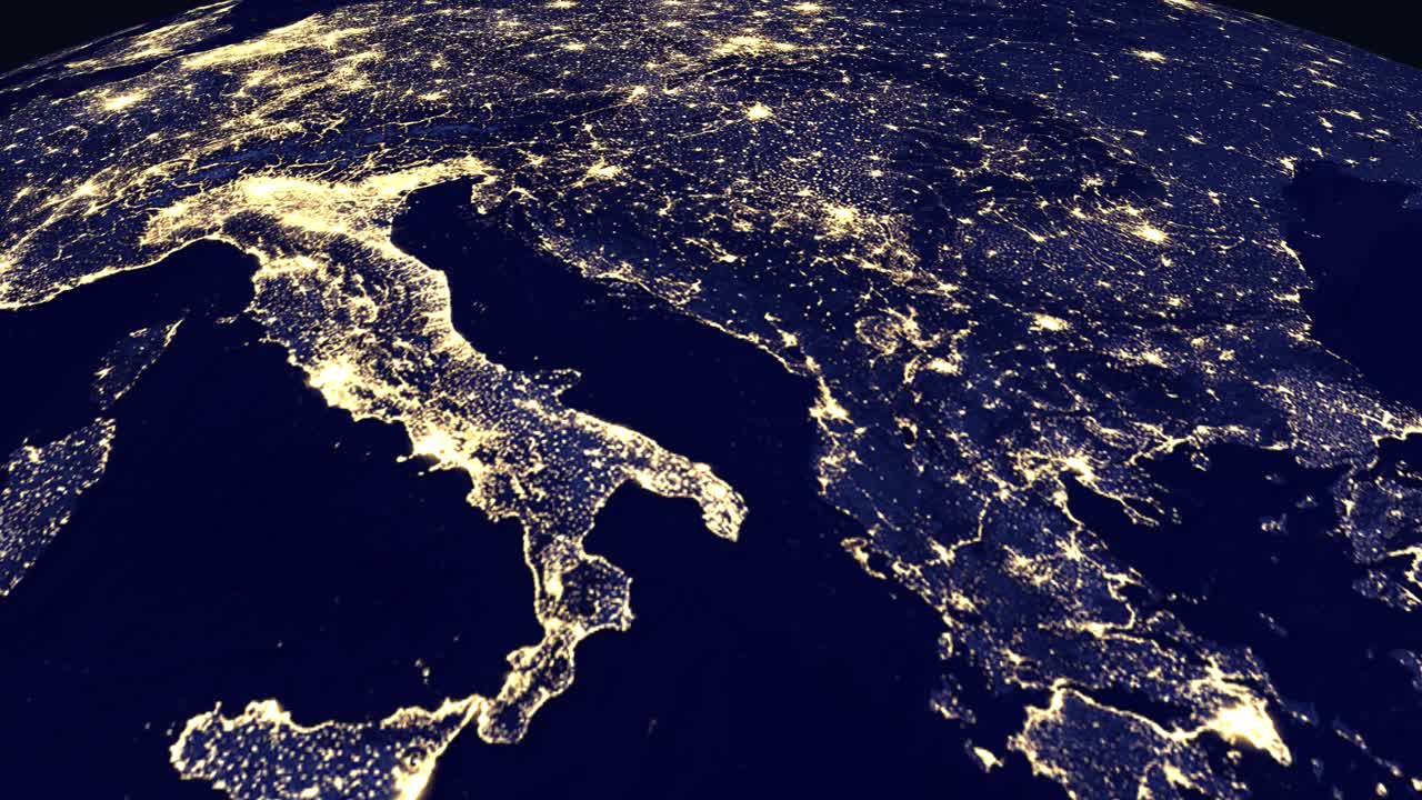 Globo digitale ruota e zooma sull'Italia di notte con luci cittadine illuminate ed etichette.