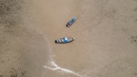 Vista-Aérea-De-Los-Barcos-De-Pesca-En-La-Playa-De-Arena-De-Ao-Tan-En-Koh-Mak