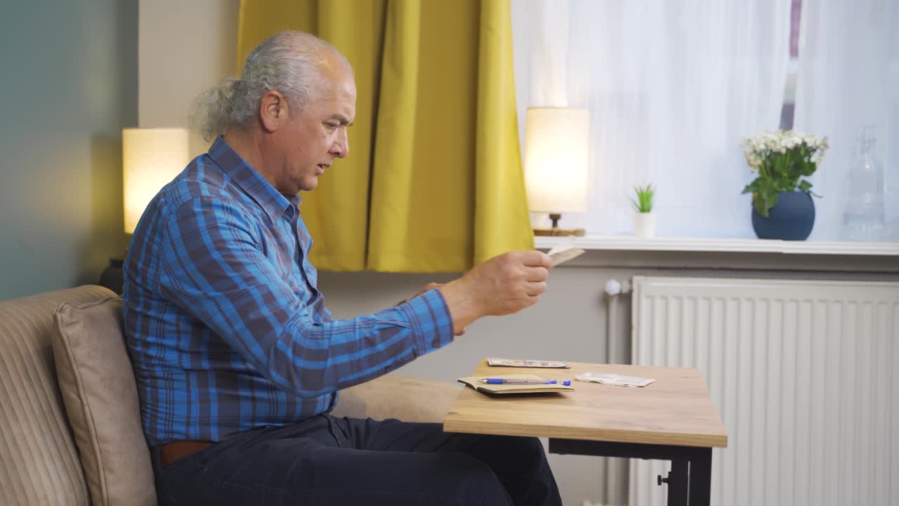 돈을 절약하기 위해,  ⁇ 은이는 불을 꺼 ⁇ 니다.