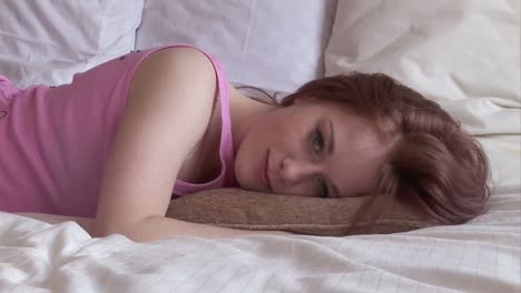 mujer acostada en la cama