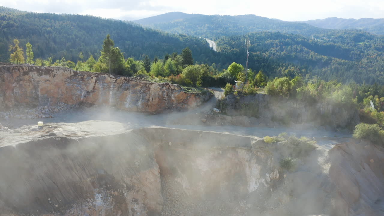 vista aérea de colinas con polvo en cantera, vrhnika, eslovenia