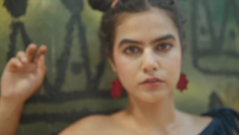 Feministischer-Frida-Kahlo-inspirierter-Blick,-Rote-Ohrringe,-Ernste-Pose,-Augenkontakt,-Blick-In-Die-Kamera,-Junge-Frau-Der-Generation-Z,-Emanzipation,-Politik,-Kultur,-Paradigmenwechsel,-Frauen-Emanzipieren,-Feminismus