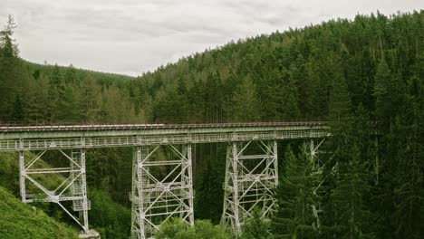 Vista-Aérea-Del-Puente-Del-Valle-De-Ziemes-En-Un-Día-Nublado