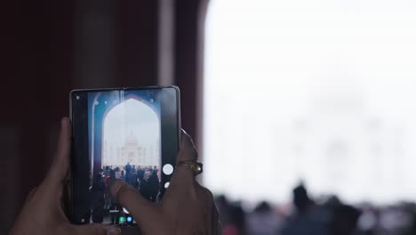 Alguien-Haciendo-Clic-En-Imágenes-Del-Taj-Mahal-Usando-El-Teléfono