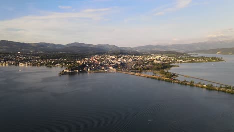 toma aérea de drones volando lateralmente sobre el lago zurich mirando a rapperswil al atardecer en verano