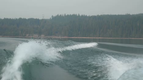 Vorderansicht-Eines-Kaukasischen-Jungen-Mannes,-Der-Tricks-Auf-Dem-Wakeboard-Im-Stadtfluss-Macht,-4k