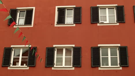 Ventanas-Del-Edificio-Alemán-Tradicional