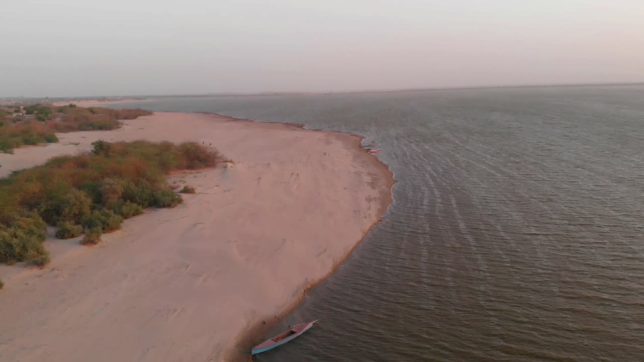 Luftdolly over sandstrandkystlinje i Balochistan ved siden av Arabiahavet