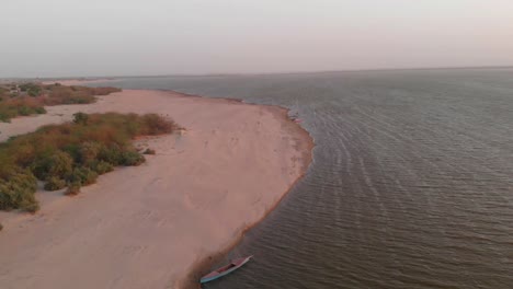 muñeca aérea sobre la costa de la playa de arena en baluchistán junto al mar arábigo
