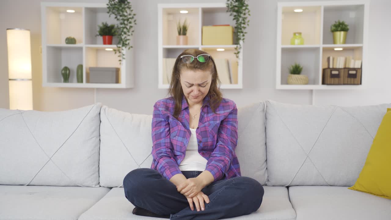 грустная женщина плачет.