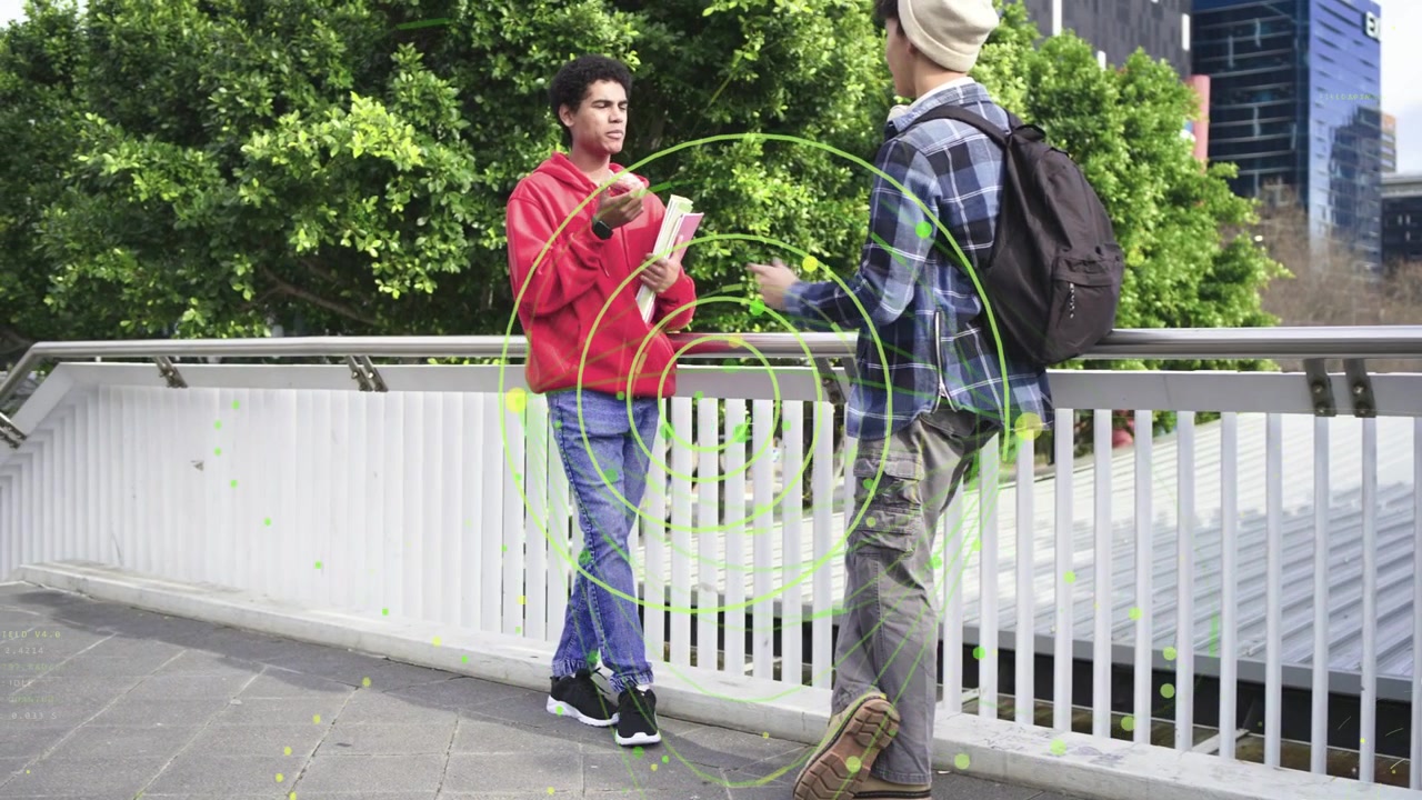 橋の上で出会った2人の学生が、おしゃべりし、身振り手振りをする中、ノートには緑色の学校のオーバーレイが表示されている