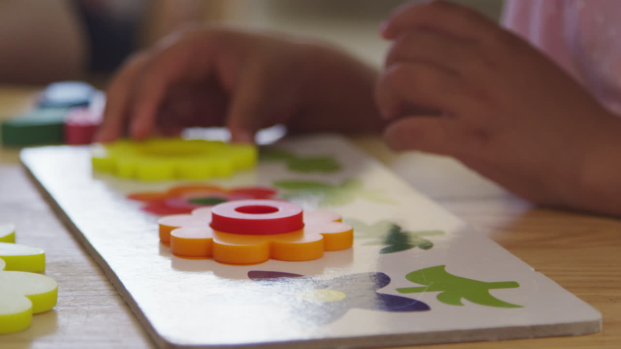 primer plano de un alumno usando formas de flores en una escuela montessori