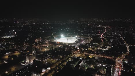 Luftaufnahme-Des-Olympia-Universitätsstadions-In-Unam-In-Mexiko-Stadt,-Nachts-Beleuchtet