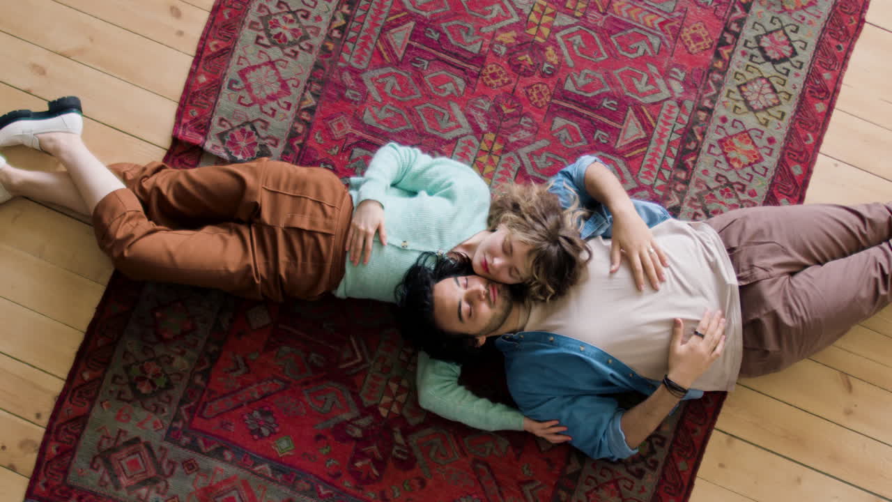 una pareja joven mostrando amor