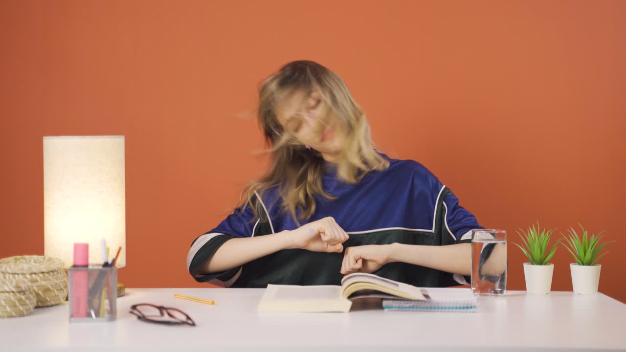 젊은 여성이 로커 기호를 하고 춤을 추고 있습니다.