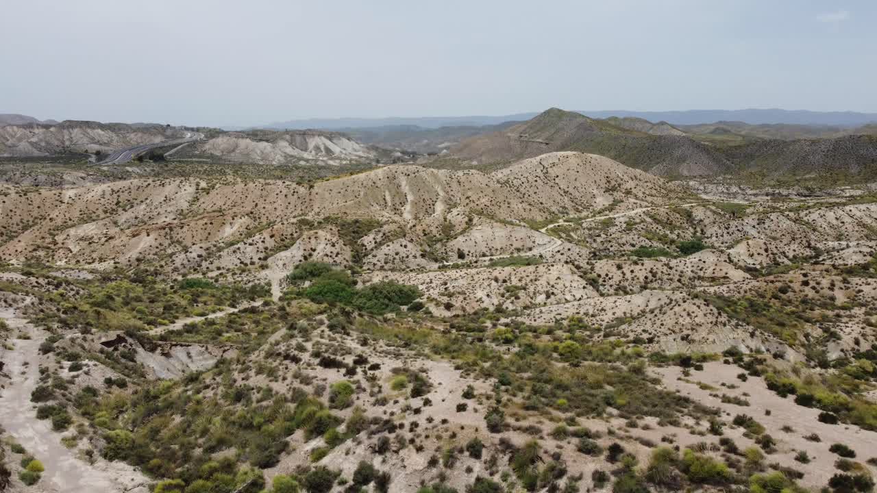 volando hacia arriba en el desierto de tabernas mientras se desplaza hacia abajo