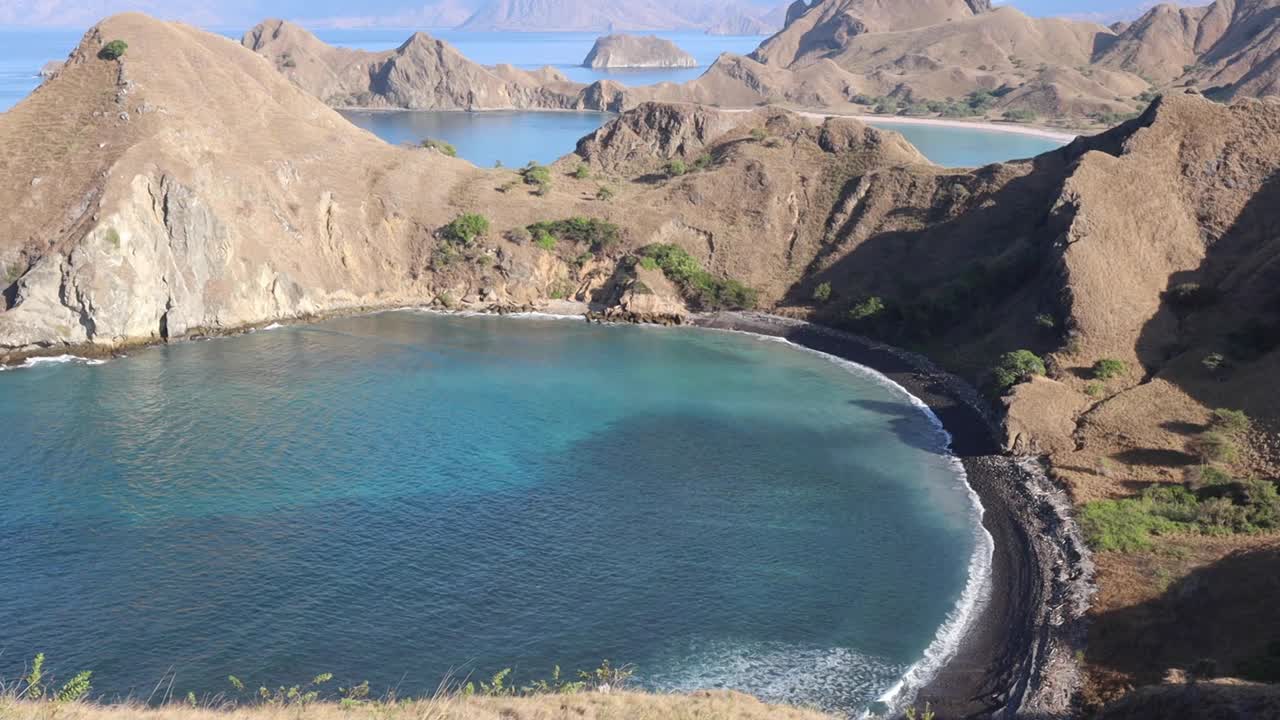 hermosa vista de la costa con olas desde la parte superior de la isla de padar en las islas de komodo, flores, indonesia