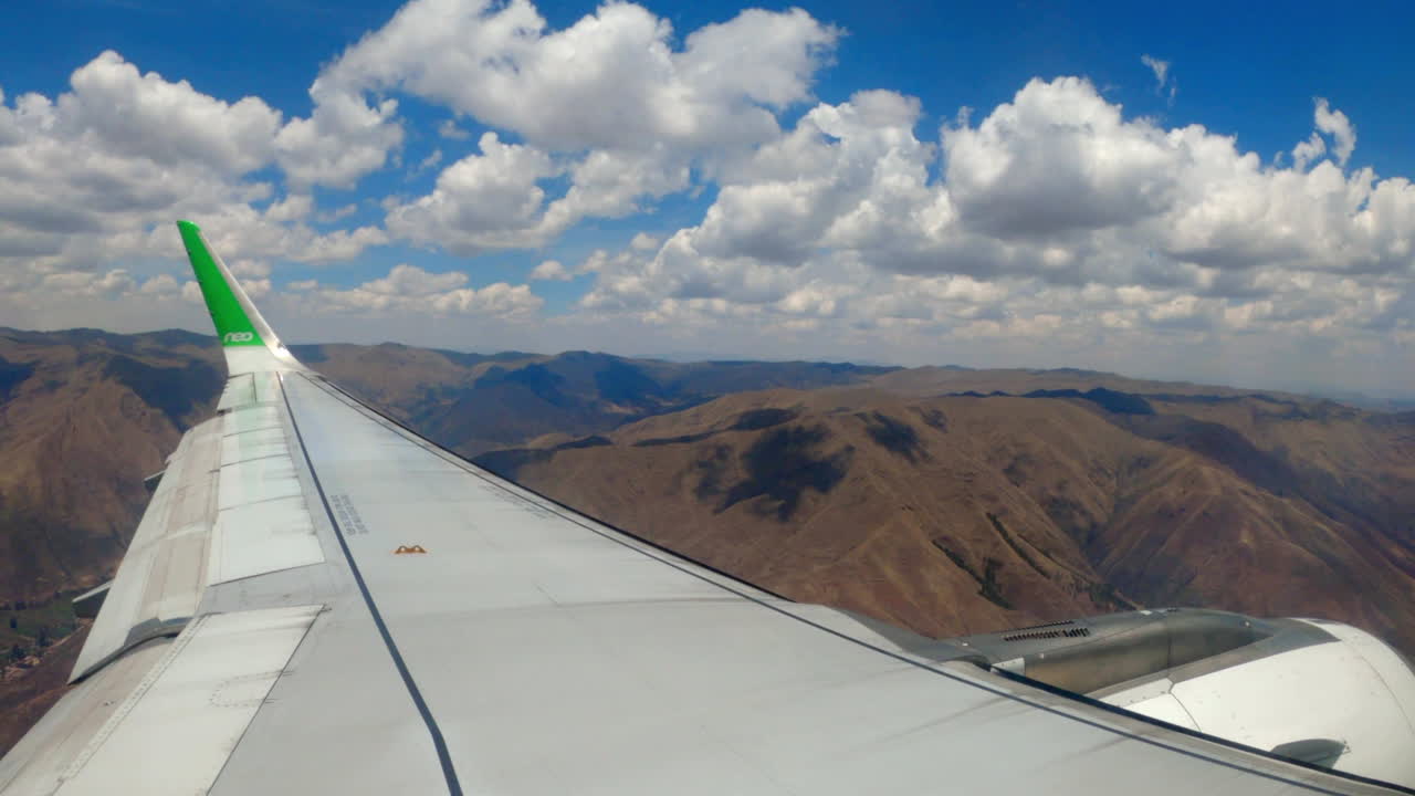 vista de la ventana de un avión que vuela sobre los andes peruanos