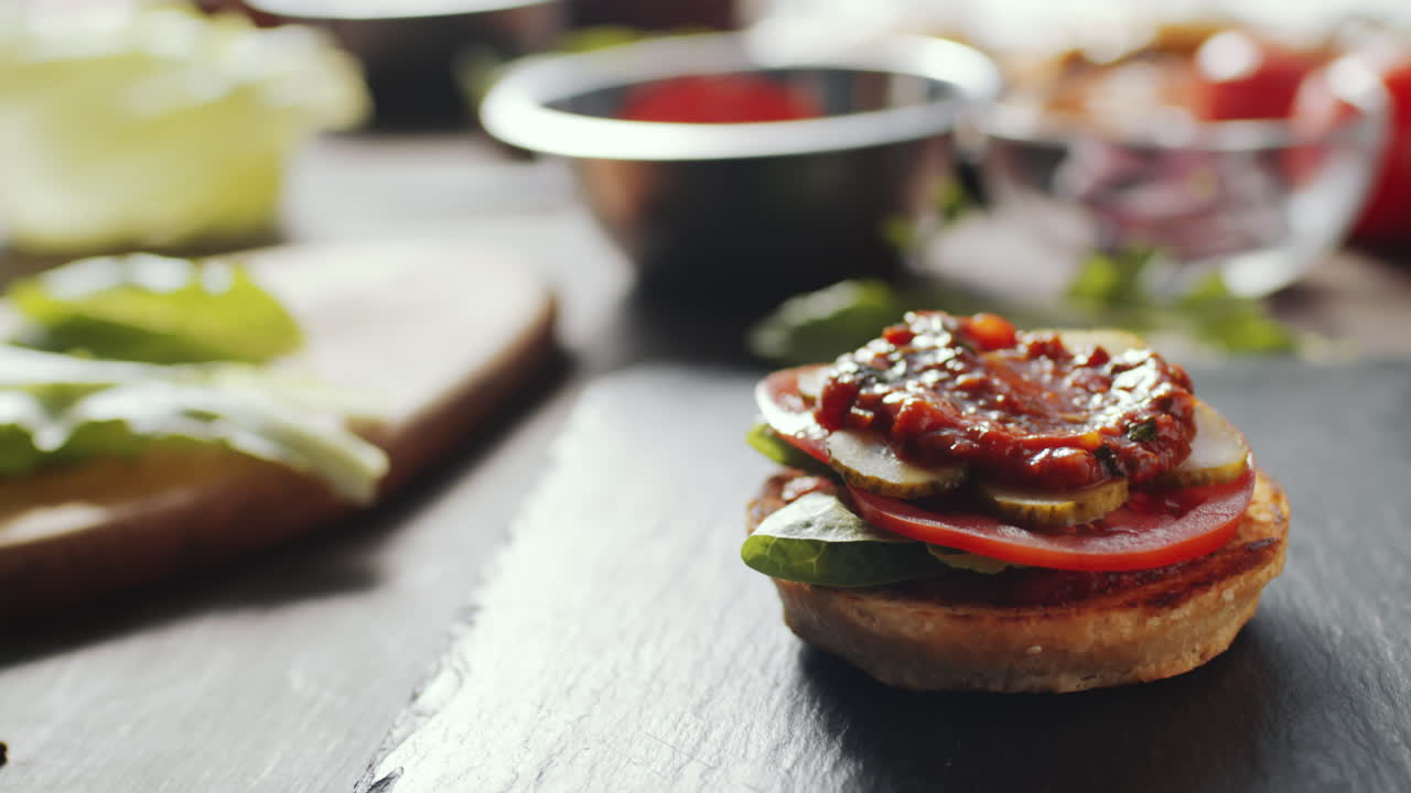 añadiendo salsa a la hamburguesa