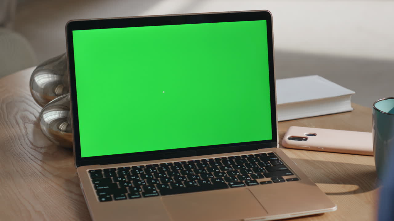 portátil con pantalla verde