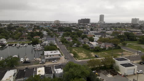 Disparo-De-Un-Dron-Pasando-Por-Atlantic-City,-Torre-De-Agua-De-Nueva-Jersey