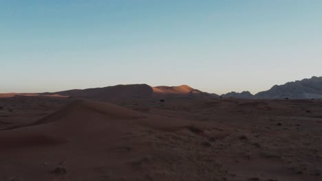 drone voando pelo deserto árido no início da manhã - antena baixa
