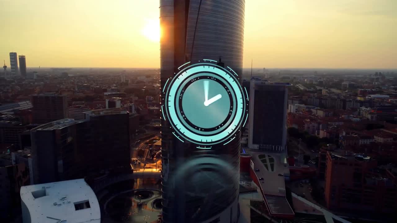 animación de manos giratorias en el reloj sobre los edificios de la ciudad moderna al atardecer