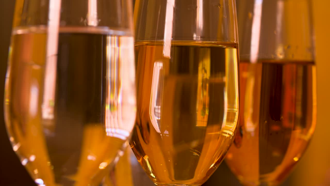 Bicchiere di tequila con tequila servita