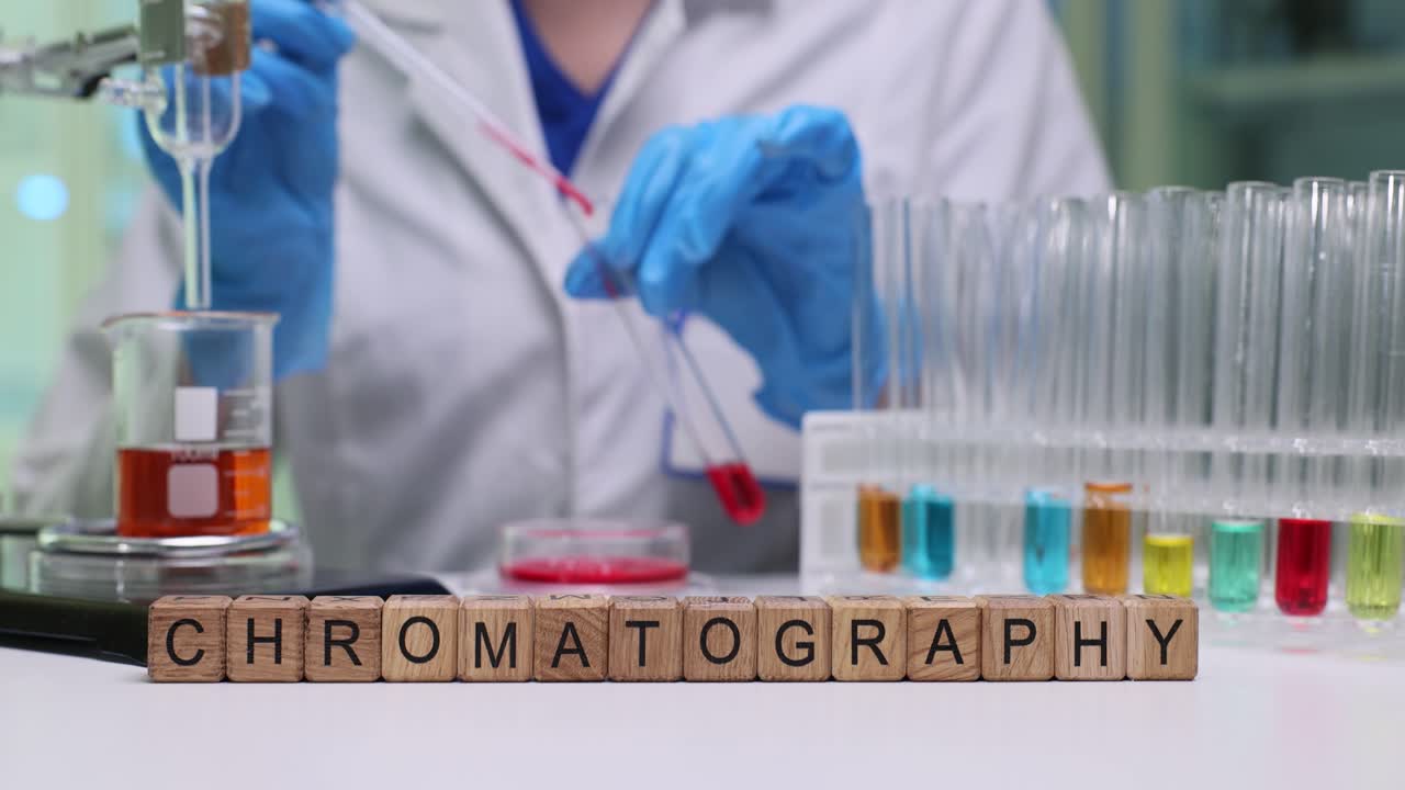 Scienziato che esegue un esperimento di cromatografia in laboratorio