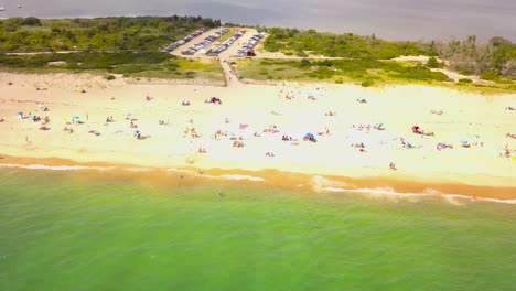 Luftaufnahme-Von-Touristen-Am-Weißen-Strand,-Burlingame-Park