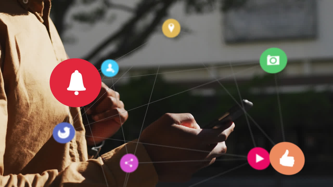 video compuesto digital de una red de iconos digitales contra una persona que utiliza un teléfono inteligente