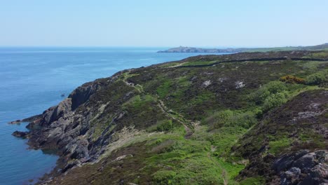 Friedlich-Amlwch-Anglesey-Nordwales-Schroffer-Berg-Küstenwanderweg-Luftaufnahme-Verkleinern