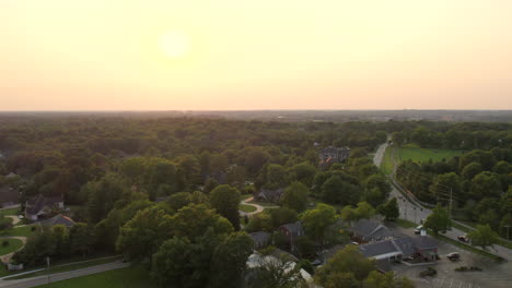 Pan-A-La-Izquierda-Sobre-Un-Hermoso-Barrio-Al-Atardecer-En-La-Ciudad-Y-El-Campo-En-St